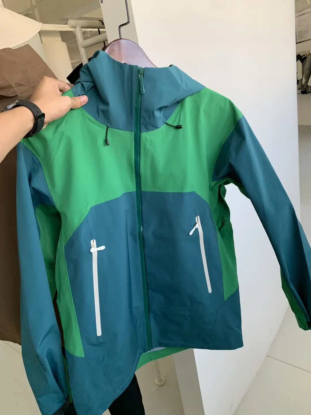 硬壳和软壳冲锋衣怎么选?看完这篇你就懂了!