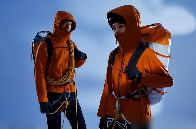 冲锋衣国内外差异:时尚潮流与实用性的对决